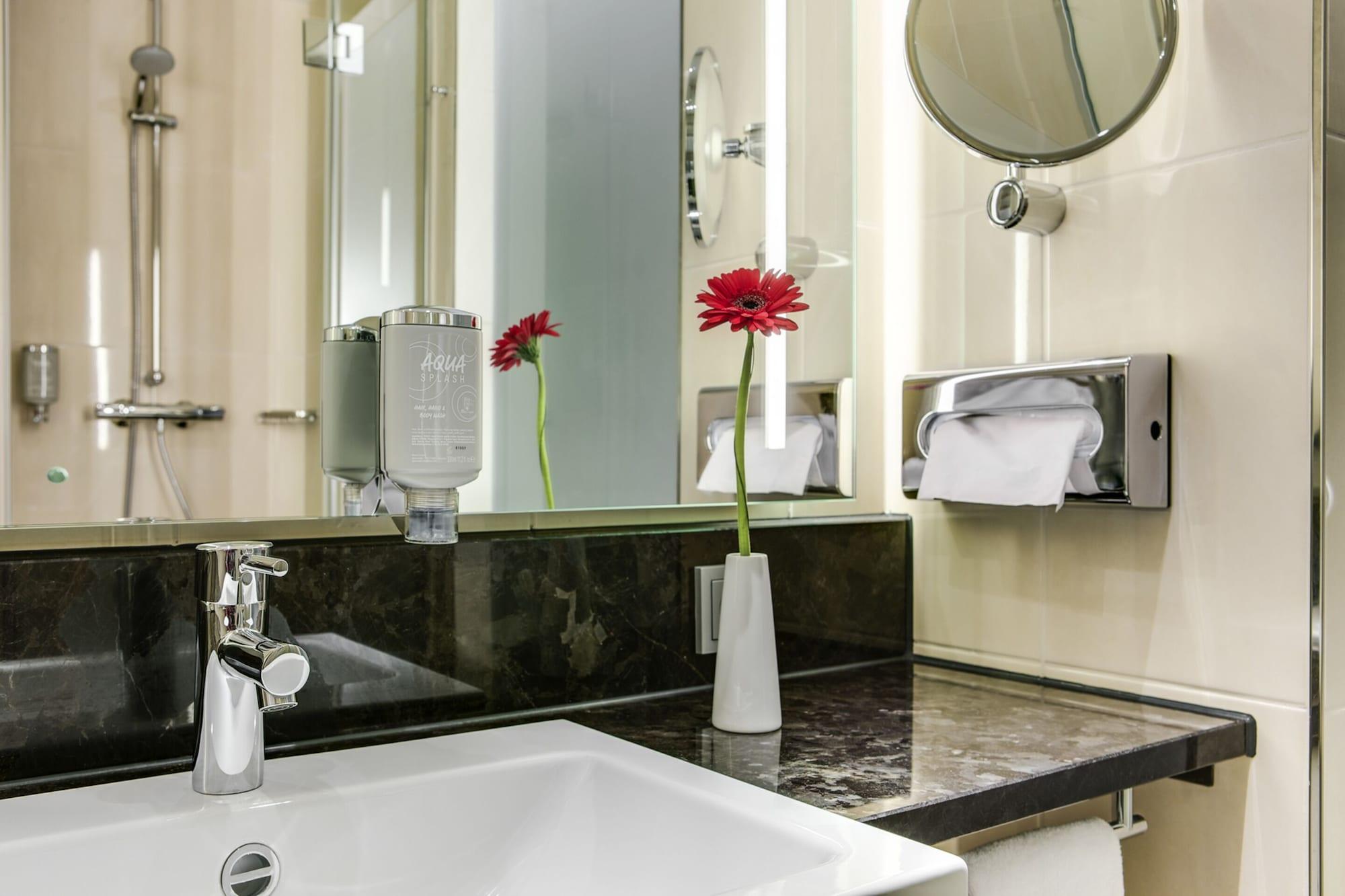 Intercityhotel Hamburg Dammtor-Messe Экстерьер фото